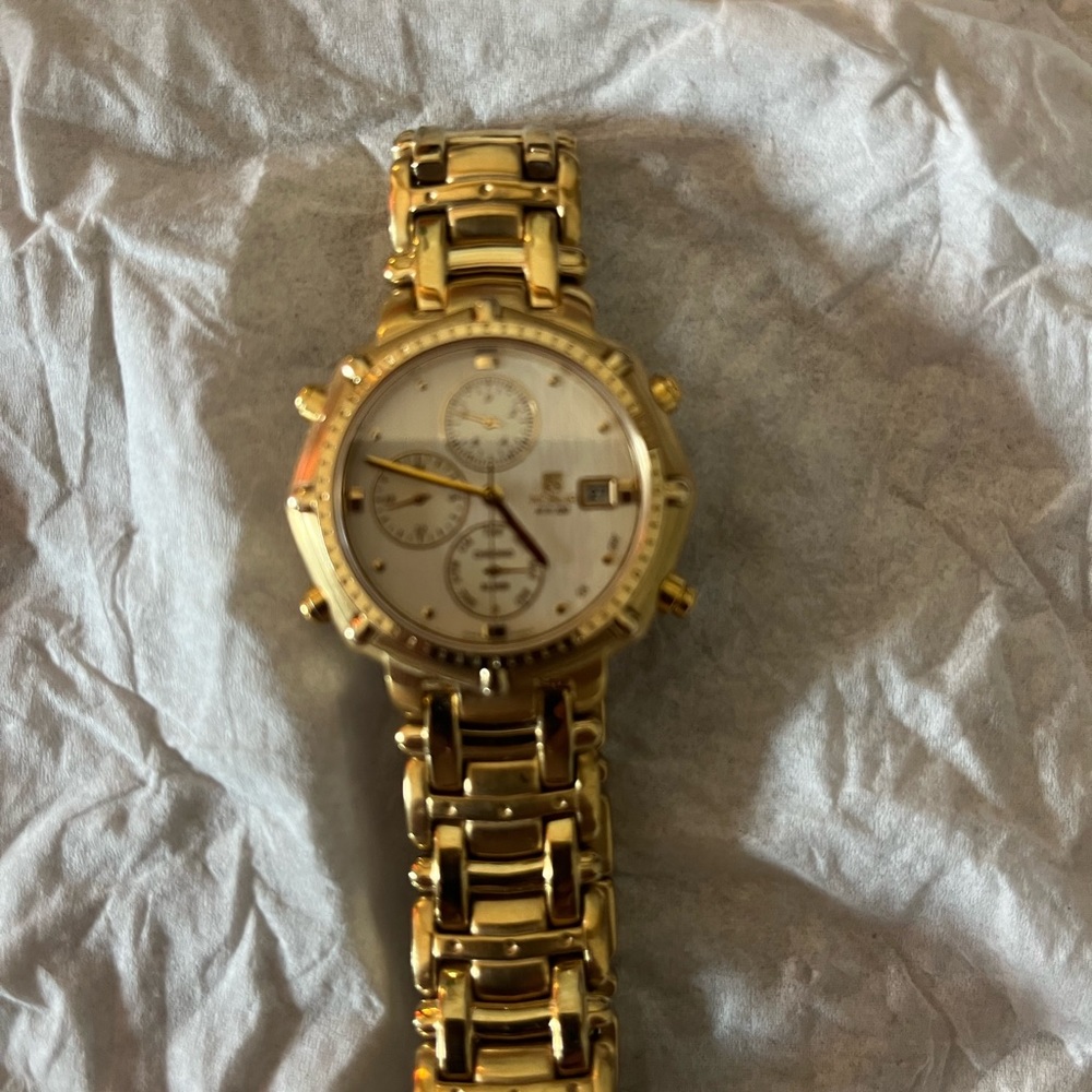 Men’s noblia WR 100 watch very beautiful head turning watch. Needs battery only.